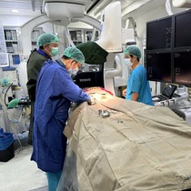 Hai bác sĩ Việt Nam hơn 10 năm tình nguyện can thiệp tim xuyên biên giới