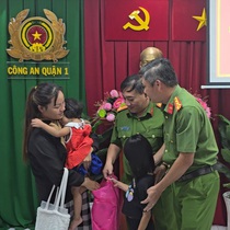 Hai bé gái bán kẹo gần phố đi bộ Nguyễn Huệ bị dẫn dụ được công an tìm thấy như thế nào?