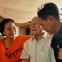 Xúc động cuộc đoàn tụ sau 43 năm thất lạc của cha và con