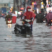 TP.HCM mưa lớn chưa từng có từ đầu năm, nhiều tuyến đường 'thất thủ'