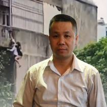 'Người nhện' leo tường, cõng 2 cô gái thoát khỏi đám cháy nhà trọ ở Hà Nội