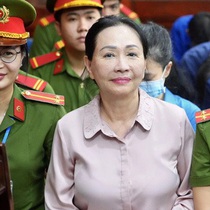 Bà Trương Mỹ Lan xin dùng toàn bộ tài sản để trả lại tiền cho các trái chủ