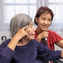 Liệu Alzheimer có nguy cơ di truyền từ mẹ sang con không?