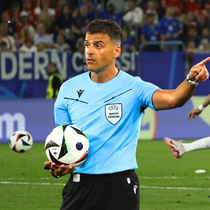 Lý do trọng tài thổi trận Mbappe gãy mũi bị đuổi khỏi Euro 2024