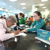 'Cháy hàng' ngày đầu tiên bán vàng miếng SJC qua ngân hàng