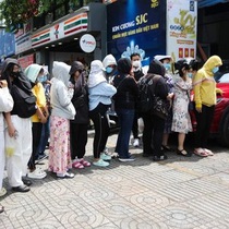 Đổ xô mua vàng miếng SJC bán giá 'bình ổn'