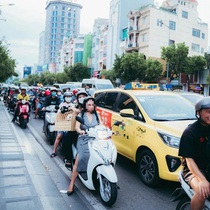 Người chạy xe máy 'hết sức giận' vì bị ô tô lấn ép, đề nghị trích camera phạt nguội