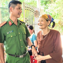 Ngày đoàn viên như cổ tích của bà lão với gia đình chồng sau nửa thế kỷ thất lạc