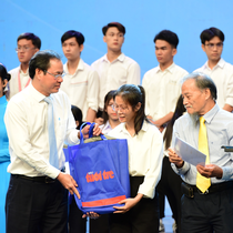 Tiếp sức đến trường năm học 2024-2025: 1.100 suất học bổng cho tân sinh viên khó khăn