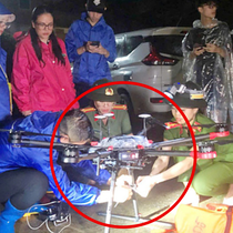 Dùng flycam, drone tìm kiếm và chuyển đồ cứu trợ vùng lũ