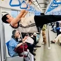 Đề nghị công an vào cuộc vụ nam thanh niên hít xà đơn trên metro số 1