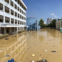 Nhà trường nói gì về thông tin sinh viên bị gây khó khi nhận cơm từ thiện giữa mưa lũ?