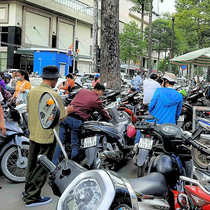 Khó tìm chỗ gửi xe: Công an phường và đại diện bệnh viện nói gì?