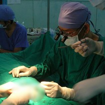 Bệnh nhi phải cắt bỏ tinh hoàn sau hai ngày sưng đau, cấp cứu chậm trễ