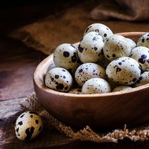 Ăn trứng cút không bóc vỏ, lợi hay hại?