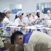 Bóc gỡ đường dây sản xuất sữa bột giả gần 600 nhãn hiệu