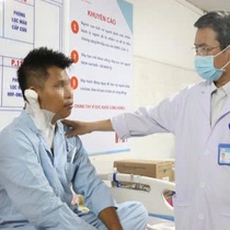 Mắt sưng, chân phù dấu hiệu cảnh báo bệnh thận
