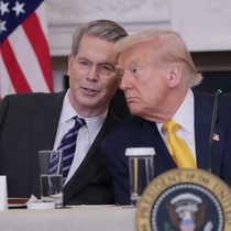 Ai là người đứng sau chính sách thuế gây sốc của ông Trump?