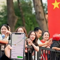 Các hãng xe công nghệ lập điểm đón, trả khách cố định quanh khu vực diễu binh 30-4 ở TP.HCM