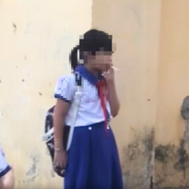 Học sinh tiểu học hút thuốc lá trong sân trường, trách nhiệm thuộc về ai?