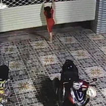 Bé gái ở Phan Thiết đu cửa cuốn, bị cuốn toàn thân hiện ra sao, lời khuyên của bác sĩ
