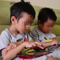 Trẻ em 'nghiện' điện thoại - Kỳ 1: Để trẻ xài điện thoại cho 'đỡ quậy'?