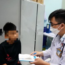 Rối loạn Tics ở trẻ, đừng nhầm với thói quen hay hành vi nghịch ngợm