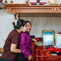 Chồng vừa qua đời, người đàn bà làng chài lại bất lực nhìn mái nhà bị bão cuốn phăng