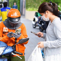 Tranh cãi việc cấm shipper vào quán: Làm sao để 'đẹp lòng' đôi bên?
