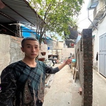 Hai hộ dân xây hàng rào, dựng khung sắt giữa lối đi chung ở Hà Nội, lãnh đạo phường nói gì?
