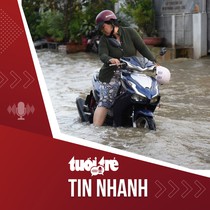 Tin tức tối 10-10: Nhiều tuyến đường TP.HCM ngập gần lút bánh xe trong triều cường 1,71m