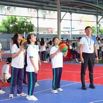 Ngôi trường công lập có 5 sân bóng đá, 6 sân pickleball, bàn ghế điều chỉnh theo chiều cao học sinh 