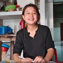 Cô gái mồ côi cha, vừa chăm người mẹ mùa lòa vừa làm nhiều việc để kiếm sống, đã vào đại học