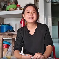 Cô gái mồ côi cha, vừa chăm người mẹ mù lòa vừa làm nhiều việc để kiếm sống, đã vào đại học
