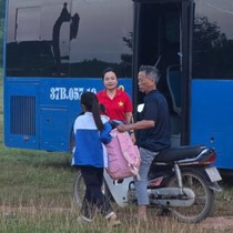 3 ô tô đón toàn bộ học sinh thôn Tiến Sơn đến trường sau hơn một tháng gián đoạn