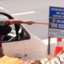 Lý do người đàn ông xóa số đường dây nóng, số cứu hộ trên biển báo bên cao tốc