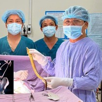 Gắp con lươn dài hơn nửa mét khỏi ổ bụng nam bệnh nhân