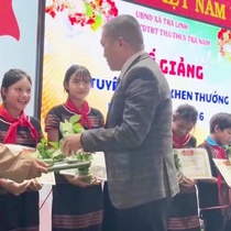 Trường trao thưởng cho học sinh bằng cây sâm Ngọc Linh giống, thầy hiệu trưởng nói gì?