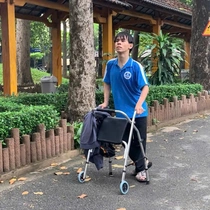Chàng trai mồ côi, khuyết tật và hành trình theo đuổi đam mê thiết kế đồ họa