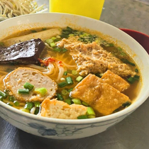 Có gì trong tô bún riêu Yến ở khu Ông Tạ vừa được Michelin vinh danh?