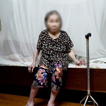 Phường Bạch Mai nói gì về vụ ‘cụ bà 87 tuổi được khiêng đi làm giấy ủy quyền’?