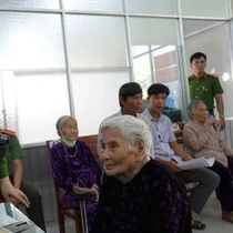 Thu mẫu ADN tìm hai con cho Mẹ Việt Nam anh hùng gần 100 tuổi