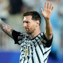 Messi lên tiếng về tấm ảnh tắm cho Yamal 19 năm trước