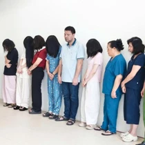Chiêu trò bơm thuốc mỡ, sữa đậu nành vào người bệnh nhân để 'vẽ bệnh', lừa tiền nhiều người của nhóm giả danh bác sĩ