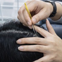 Sự thật về quan niệm 'nhổ một sợi tóc bạc sẽ mọc thêm nhiều sợi khác'