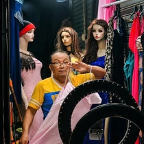 Vui nhộn ông chú U60 bắt trend, mặc đầm 'mới keng xà beng', livestream chốt trăm đơn mỗi đêm