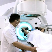 Lãnh đạo Bệnh viện E nói gì về vụ bệnh nhân ung thư 'muốn xạ trị nhanh, phải kẹp tiền vào sổ'?