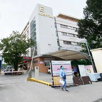 Lãnh đạo Bệnh viện E nói gì về vụ bệnh nhân ung thư 'muốn xạ trị nhanh, phải kẹp tiền vào sổ'?