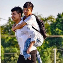 Bác sĩ nội trú Trường đại học Y Hà Nội 10 năm cõng bạn đi học: Cái tâm đi trước cái nghề