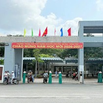 Hàng chục phụ huynh bị trường đóng cổng không cho vào họp vì đi trễ, hiệu trưởng nói gì?